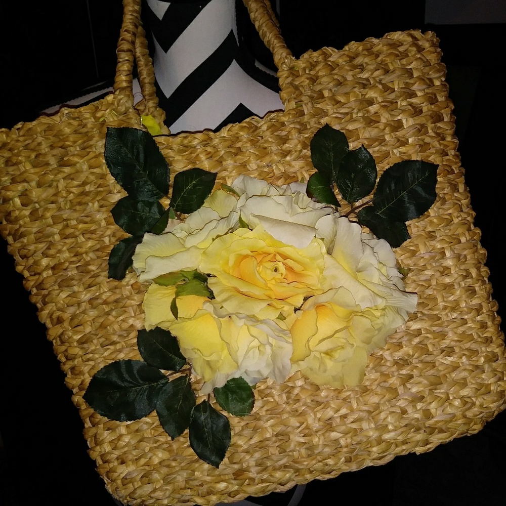 Nice square straw bag. - Picture 1 of 6